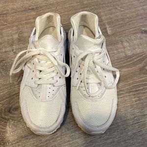 White Nike Huaraches